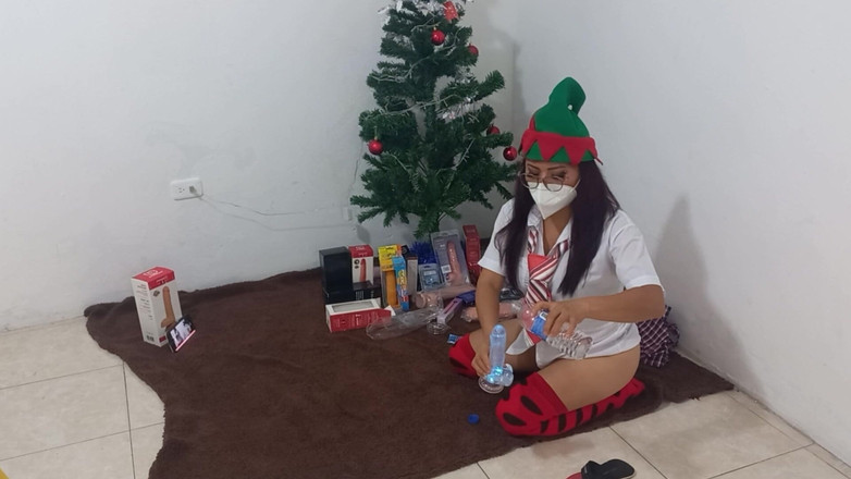 Martin13: セクシーな学生がクリスマスプレゼントを受け取る!!彼女はそのうちの一人と自慰をし、それを楽しんでいる