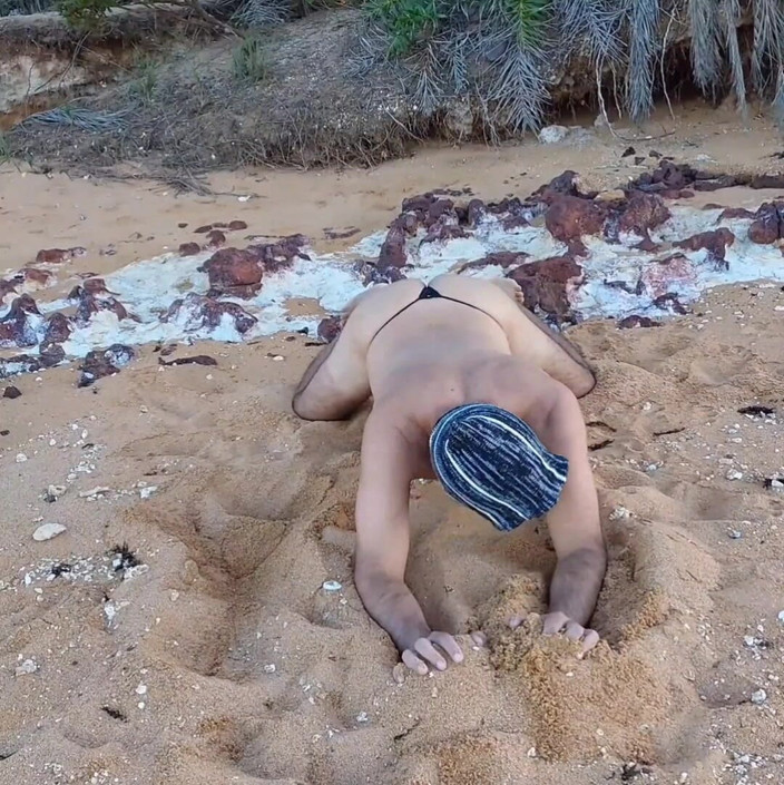 Ladysilvas: Ladysilva på stranden i mycket heta trosor hennes röv