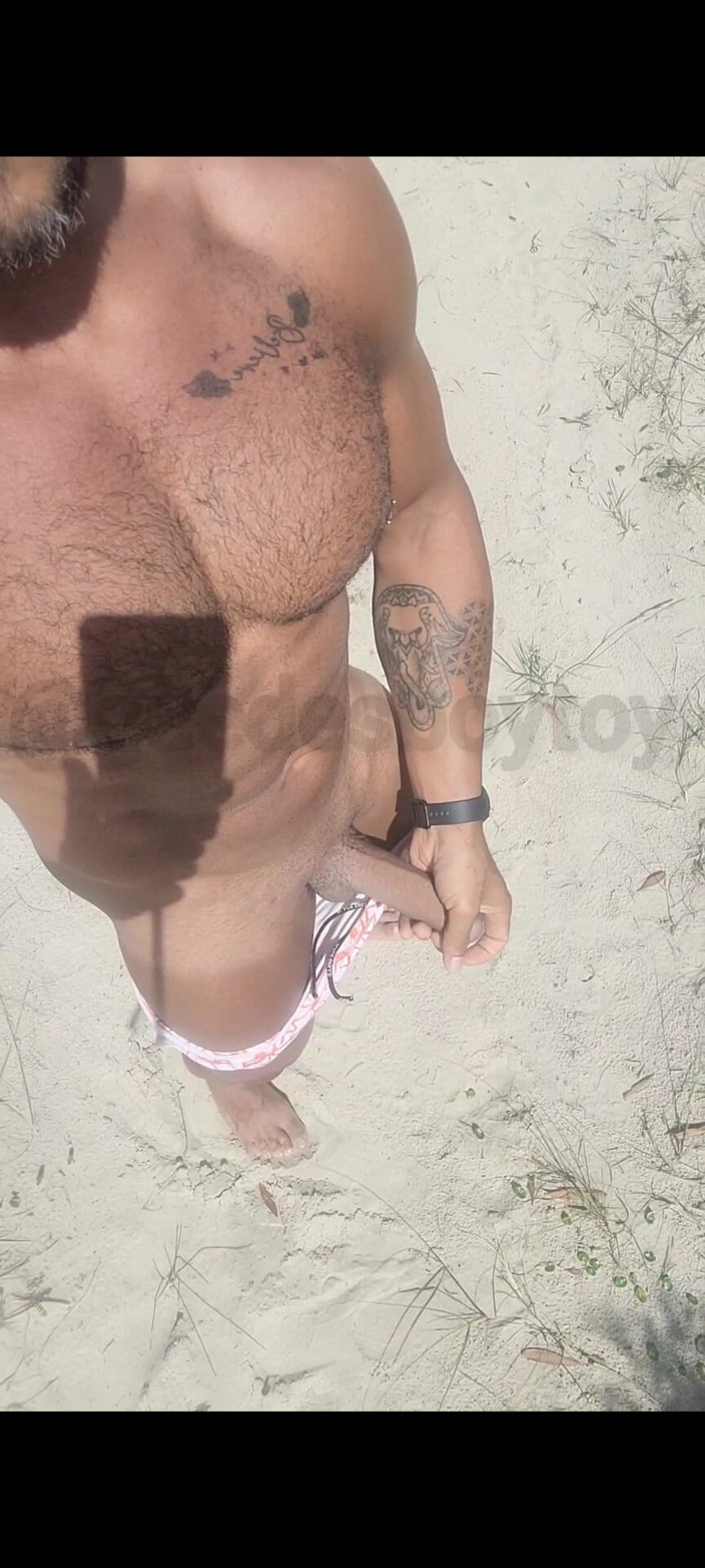 Guedes boy toy: Masturbacja na plaży