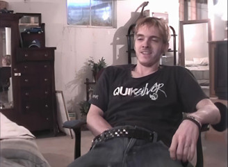 Jay's Amateur Straight Guys: KC heteroseksüel bir sörfçü komşum ve sikini emerken götünü yiyoruz...