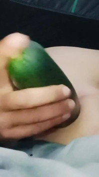 엉덩이를 터뜨릴 때까지 엉덩이를 벌려주는 어린 소년