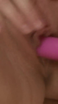 Duas putas lésbicas gostosas estão se divertindo juntas com vibrador