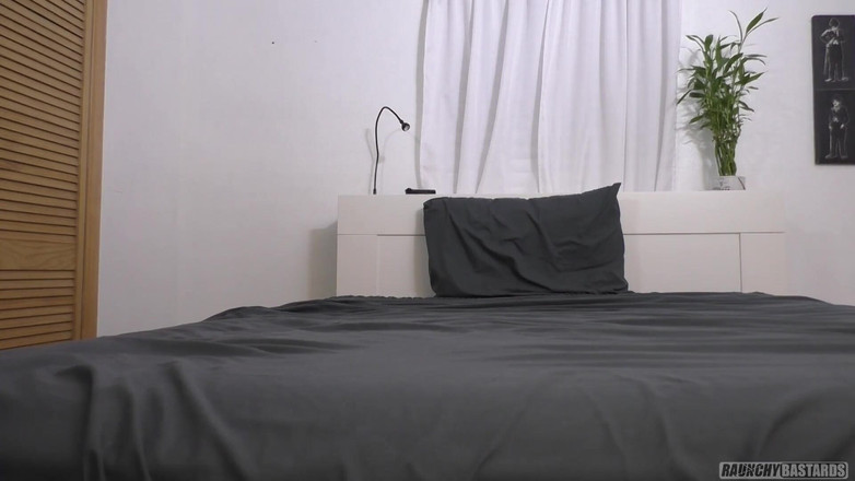 Raunchy Bastards: 이 학생은 제안에 매우 열려 있습니다