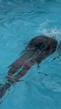 Wetsuit bondage zeemeermin gladde zwembadknik met vinnen, touw en diep duiken