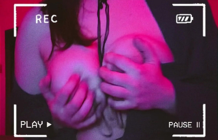 Mrs_KittyCat: Sexy MILFka si hraje s propíchnutými prsy