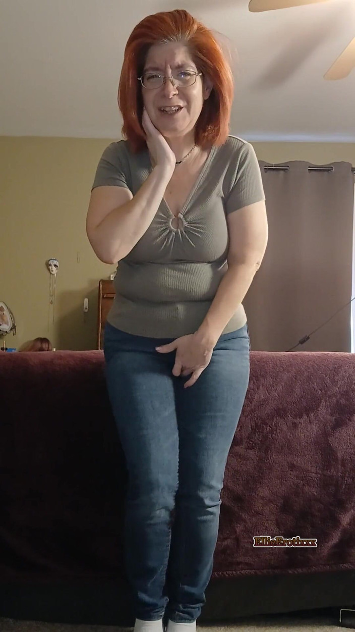 Elianna: 张开阴户喷你的脸