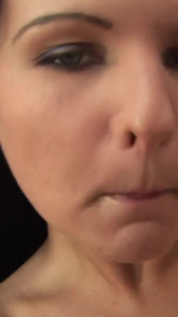 Masivní dokonalá holka si tlačí velké dildo do kundy