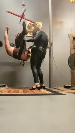 Mistress Scarlet Kiss: Checca a mani libere viene prematuramente in castità durante il...