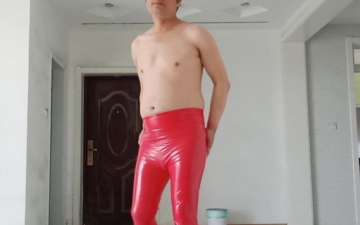 Boots Queen Boy: लाल लेटेक्स पैंट और काली ऊँची एड़ी के जूते लंड