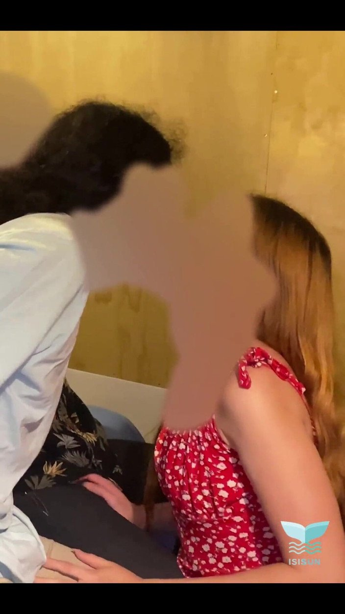 Isis Sun: Erkek arkadaşım bana büyük yaraklı çikolatayla sürpriz yapıyor ve sonunda ırklararası üçlü seks...