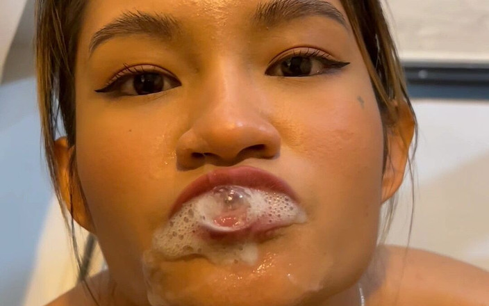 Delia Sugar: Delia Sugar在做爱和口交后玩精液