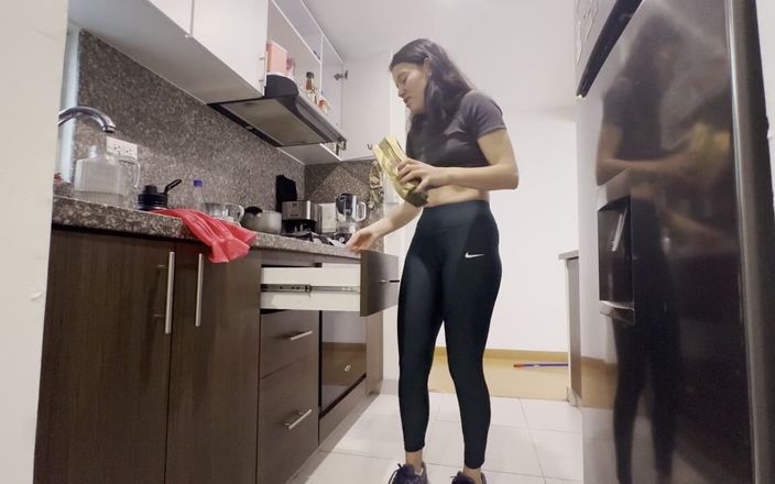 scarlettandc: मेरी लेस्बियन सौतेली बहन मेरे गंदे कपड़े धोने में मेरी मदद करती है