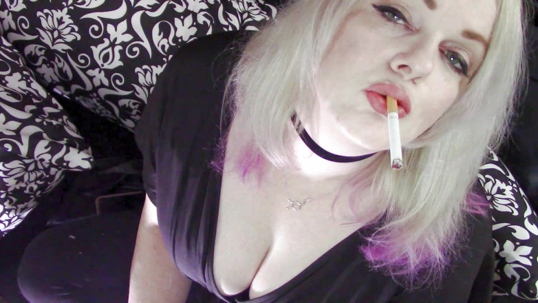 Smoke Temptress Annie Vox - Smoking Fetish: Een rood in een zwarte jurk bungelen