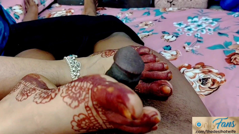 TheaDesiHotwife: Dominação feminina com os pés, dedo anal e foda