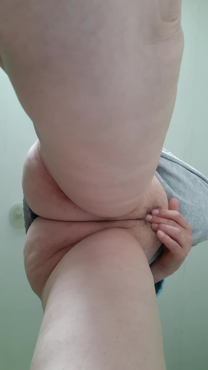 Lesbian-illusion: Une prof MILF se masturbe la chatte en classe