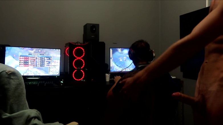 GamingCouple: Aku dicrot sperma saat suamiku lagi asik main game