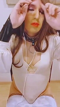 남성을 만지며 환상하는 크로스드레서