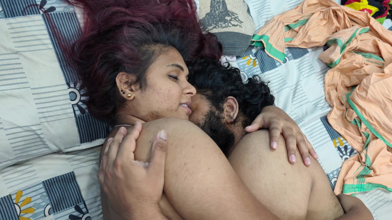Vaigavarun45: Ateşli göğüsler Malayali desi çiftin romantizmini emiyor