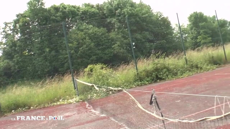 Rue Chaude: Tânăra excitată este futută în trei pe un teren de tenis