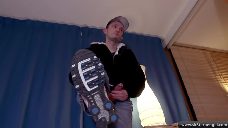 Sk8terBengel: Chav sigara içiyor ve büyük dildoya biniyor - picaldi, shox