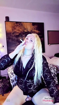 Acariciando y fumando a Kylie Rey