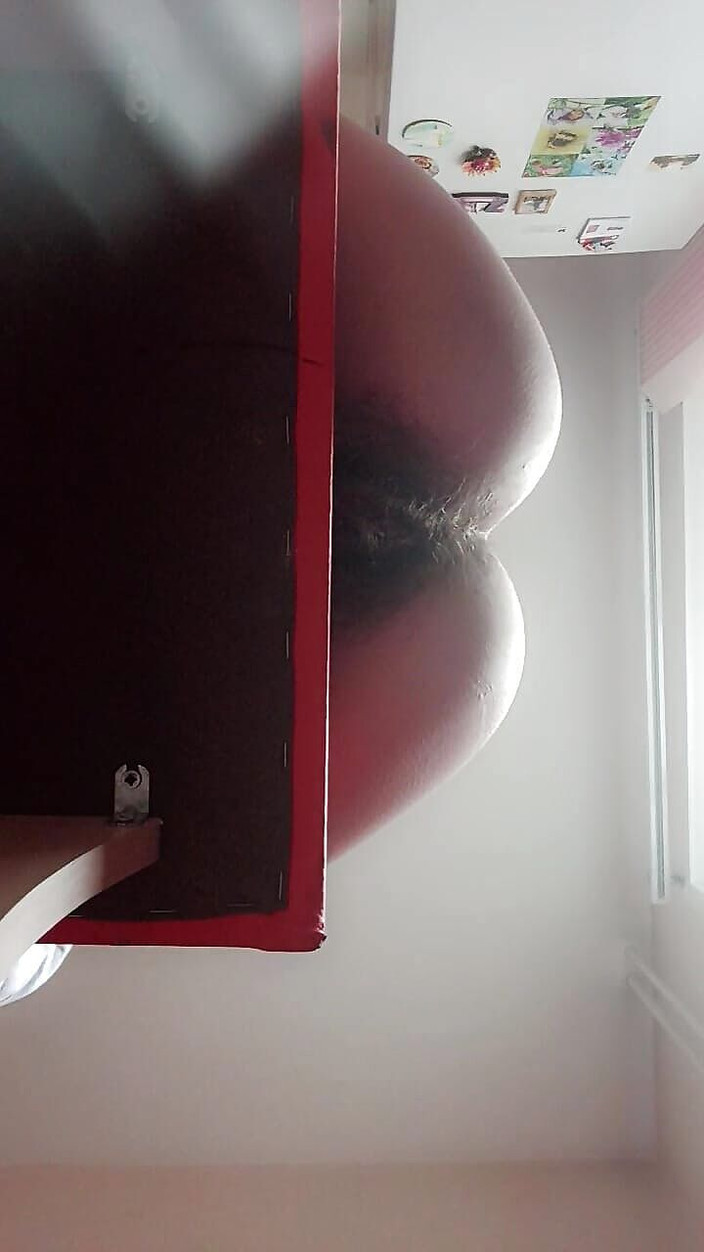 BW_Dolphin: Big Overhanging Ass Can't Feet on a Chair.