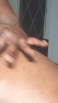 Hluboké anální šukání zezadu velkým černým pérem doppg creampie