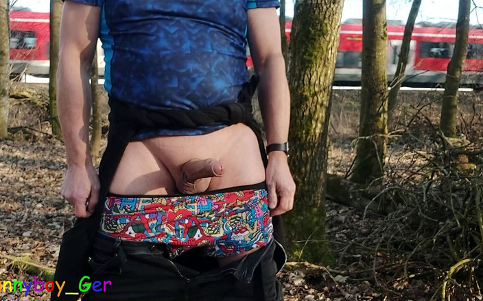 Funnyboy-Ger: 列車が来ると、列車が通り過ぎる間、私も線路の隣の森でオナニーをしている。ハッピーエンドで。