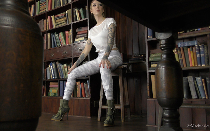 St Mackenzie's: Miss Nixx; Вона знає, що ти підглядаєш на неї