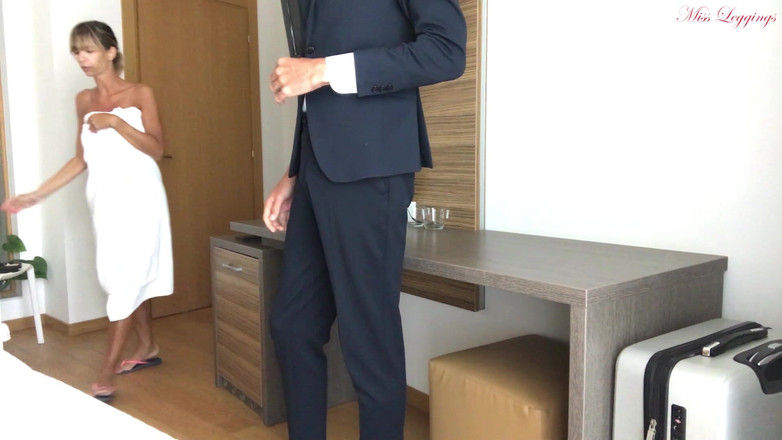MissLeggings: Neuken met de piccolo van het hotel