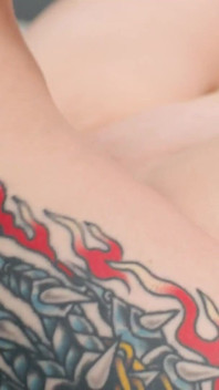 Oopsie - Madison Morgan používá glory hole ve veřejné koupelně k šukání T-dívek Janie Blade & Kasey Kei!