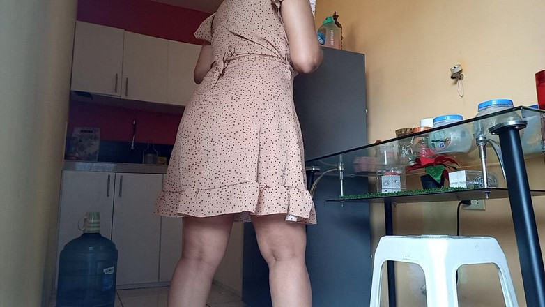 PATY PATY: Gospodina se masturbează cu ușa deschisă fără să-și dea seama...