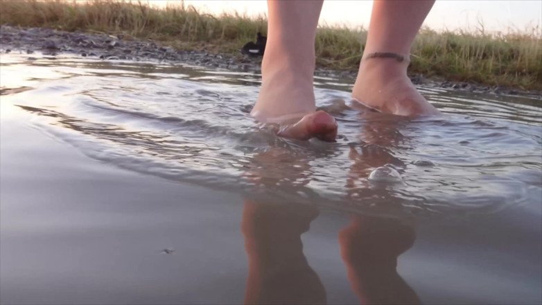 Footfetish: Meia-calça Brilhante E Sapatos De Praia Na Poça