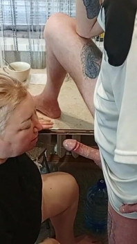 După-amiază, îmi fut vecina în gură în bucătărie și ejaculez