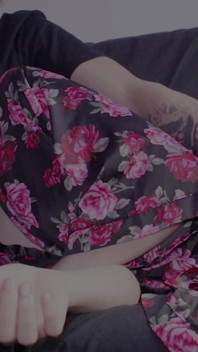Je regarde un film avec ma demi-sœur et elle me suce la bite