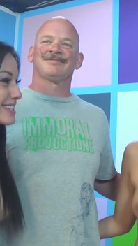 Drie hete babes zuigen aan één lul
