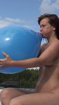 Blow2popp nahý na jezeře