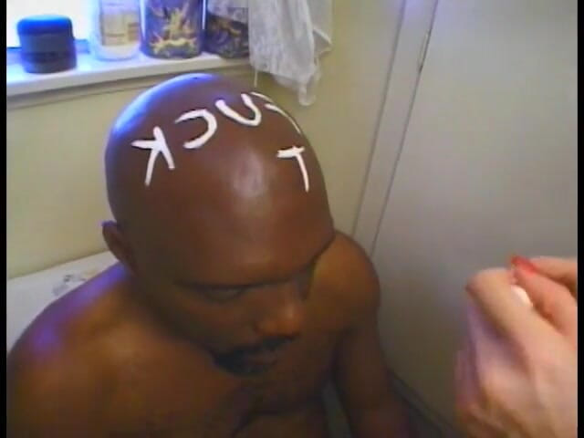 First Black Sexperience: Una cagna bianca in abito nero accetta di ricevere un...