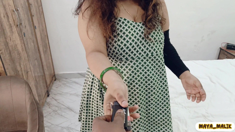 Maya-malik: Maya, l’amie pulpeuse sexy de Riya est rentrée chez elle...