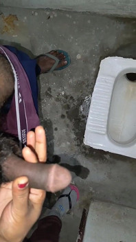 Desi bhabhi memegang penis saudara tiri mertua dan membuatnya kencing dan kencing sendiri