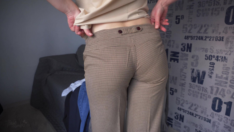 Teasecombo 4K: Любительська мамка приміряє наряди в повній спині трусиків і дражнить лінію трусиків