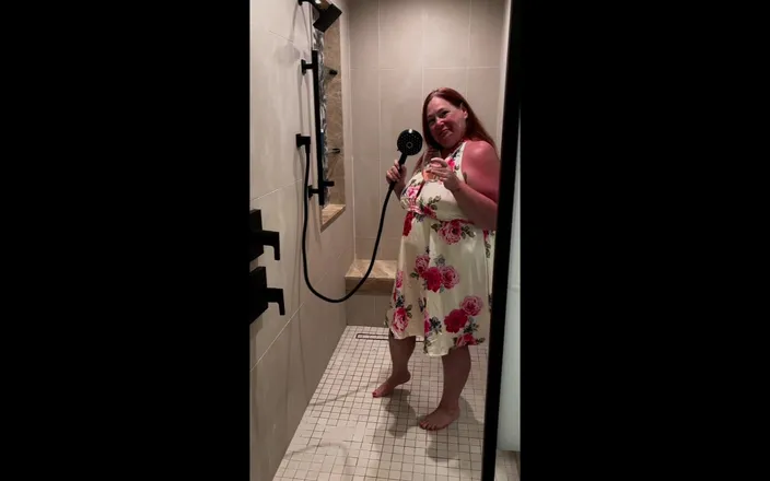 MissKitty0726: Kitty and the Shower