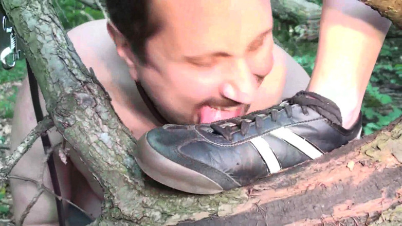 Foot Girls: Lo schiavo lecca le scarpe sporche pulite