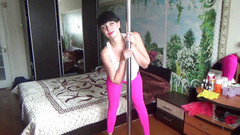 Sexy Milf: Kate穿着瑜伽裤高跟鞋和白色短上衣的性感散步