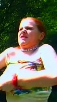 Une rousse suce une bite à l’extérieur et doigte sa chatte dégoulinante