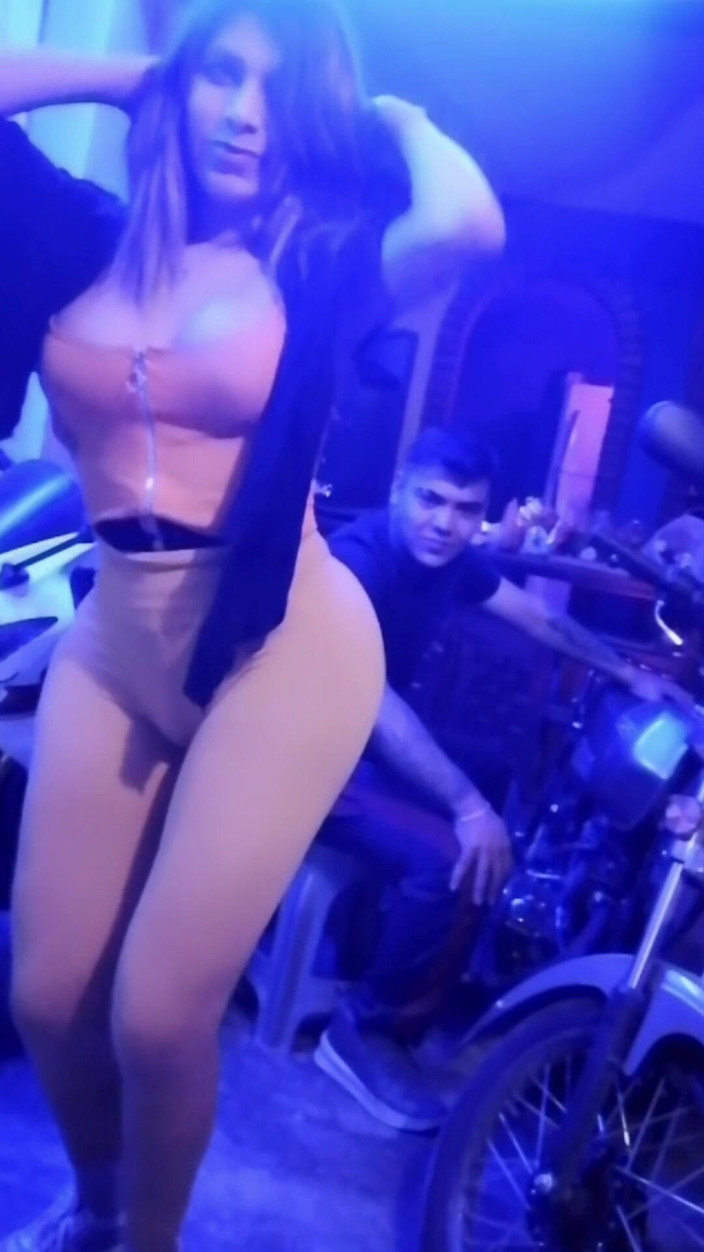 Barbietransxxxx: Gadis ini melakukan tarian sensual untuk saya supaya dia boleh...