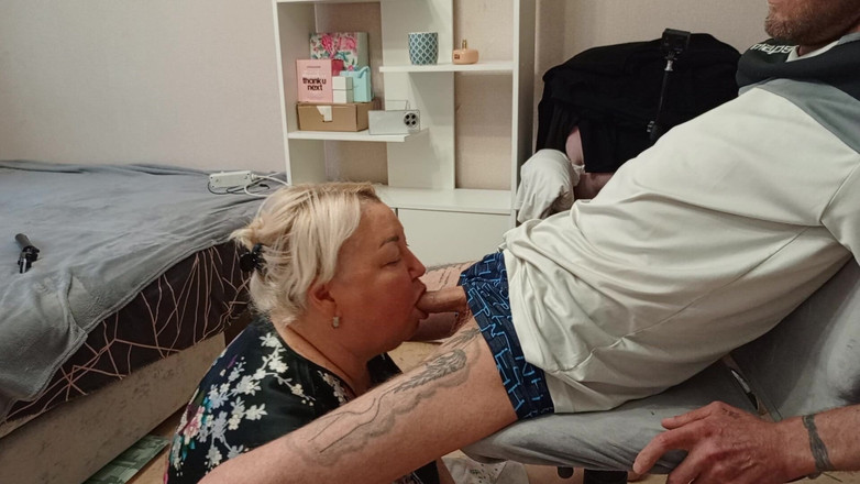 Zona901: Komşu yeterince boşalmak için sakso çekiyor