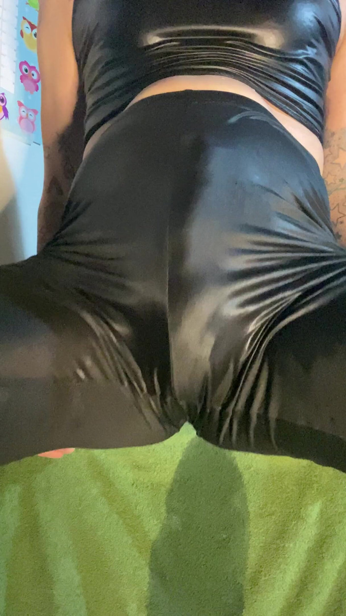 Wetlookshinyfan: Parlak taytlı ıslak ve dağınık eğlence