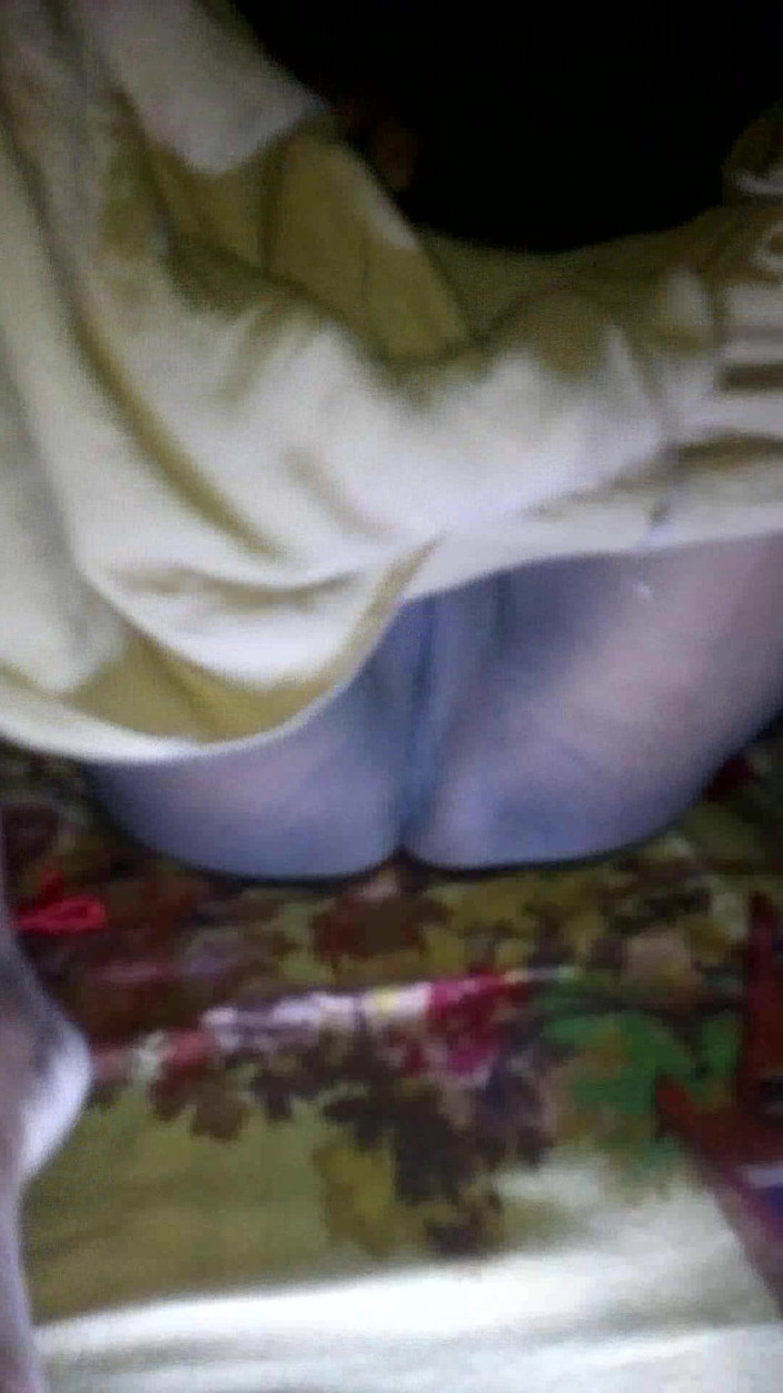 Sadia vabi: Wanita desi menunjukkan tetek besar dan pepeknya