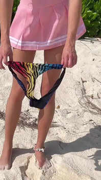 Katty pinkelt mächtig am strand und ich gebe ihr goldene dusche auf ihr gesicht